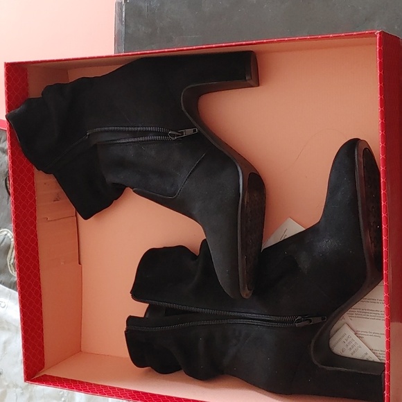 Woman's never worn boots suede - Picture 3 of 3